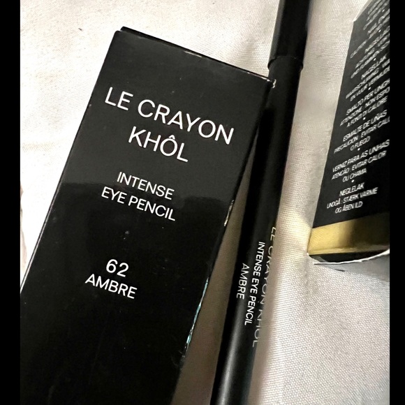 👑✅PRICE FIRM✅ AUTHENTIC Brand new CHANEL eye pencil and nail polish set - Picture 4 of 10